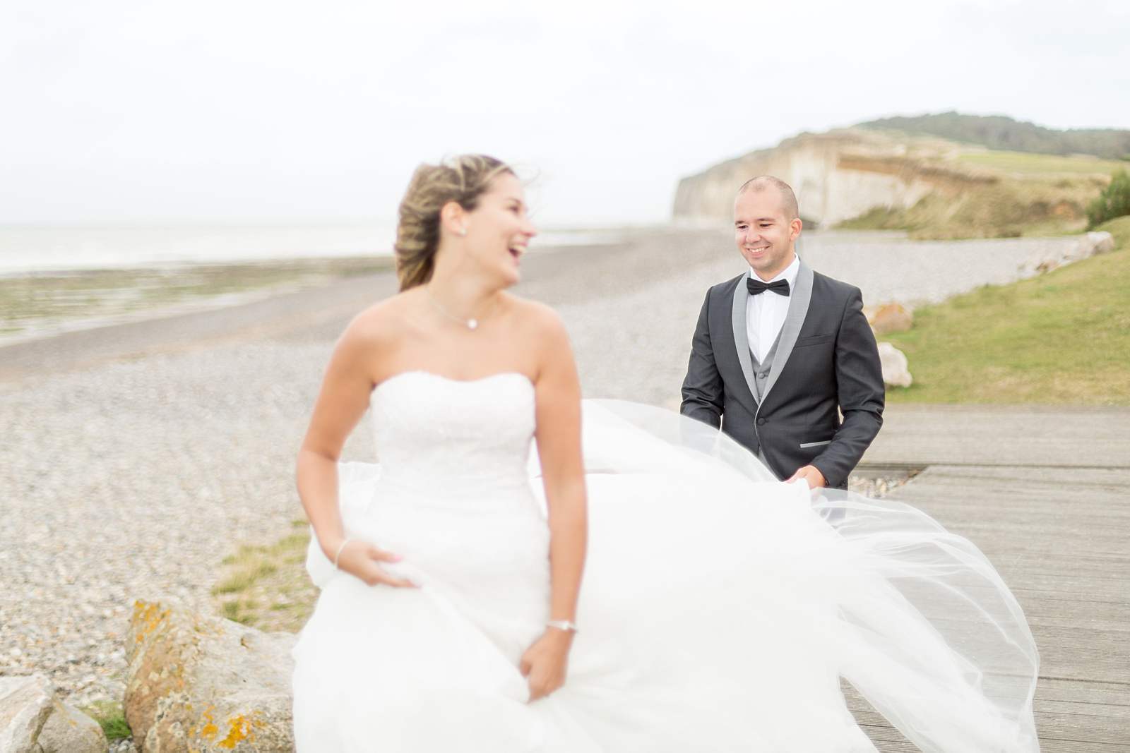 photographie de mariage sur la plage. rires de la mariée