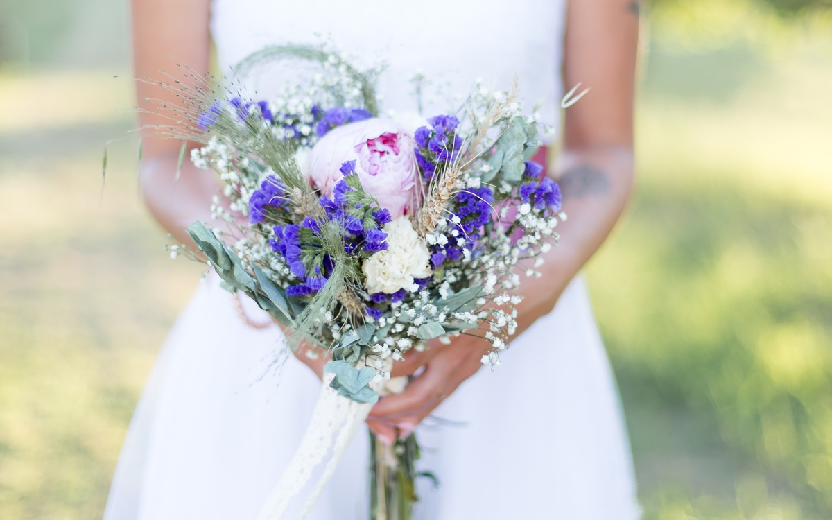 bouquet de mariage fleurs des champs, rose rose, fleurs violettes eucalyptus
