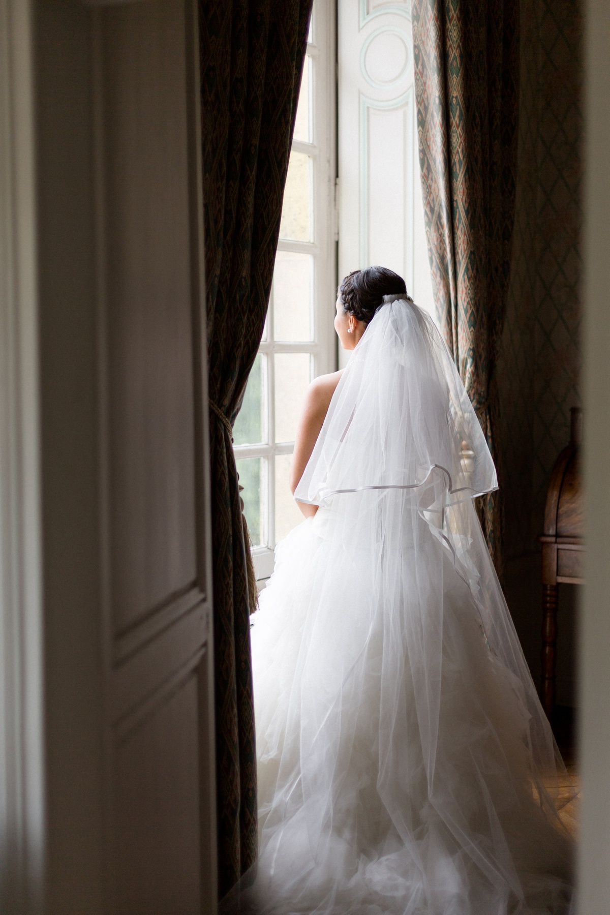 photographe portrait mariage, mariée à la fenêtre château de champlâtreux