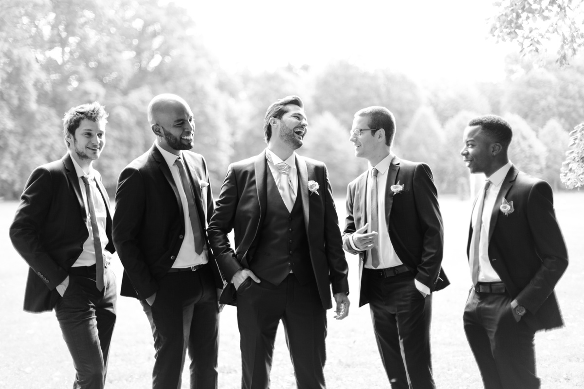 photographe mariage Val d'Oise, marié et garçons d'honneur noir et blanc