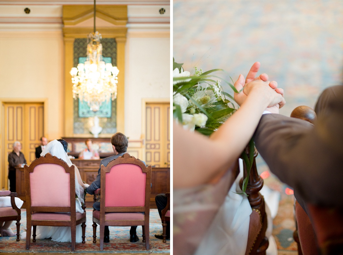 Cérémonie de mariage à la mairie de Montrouge. les mariés se tiennent les mains face au maire.