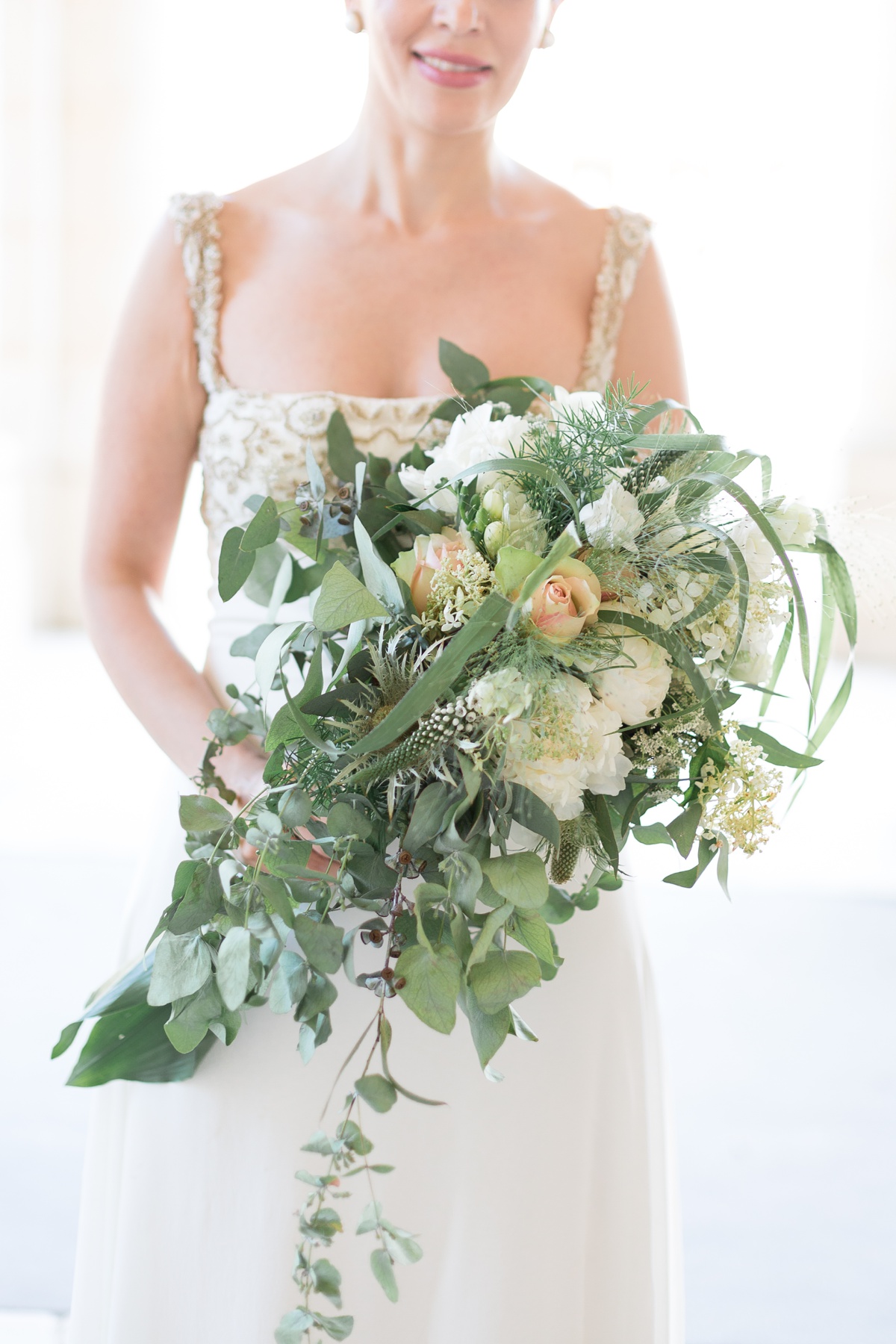 Bouquet champêtre et sauvage. eucalyptus roses pivoines blanches. Photographe de mariage Paris 
