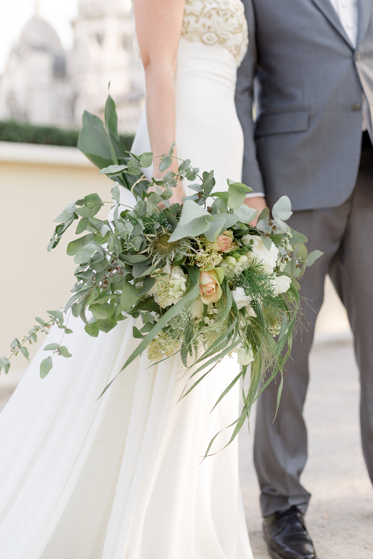 Bouquet de fleur mariage Sacré coeur paris. eucalyptus roses pivoines