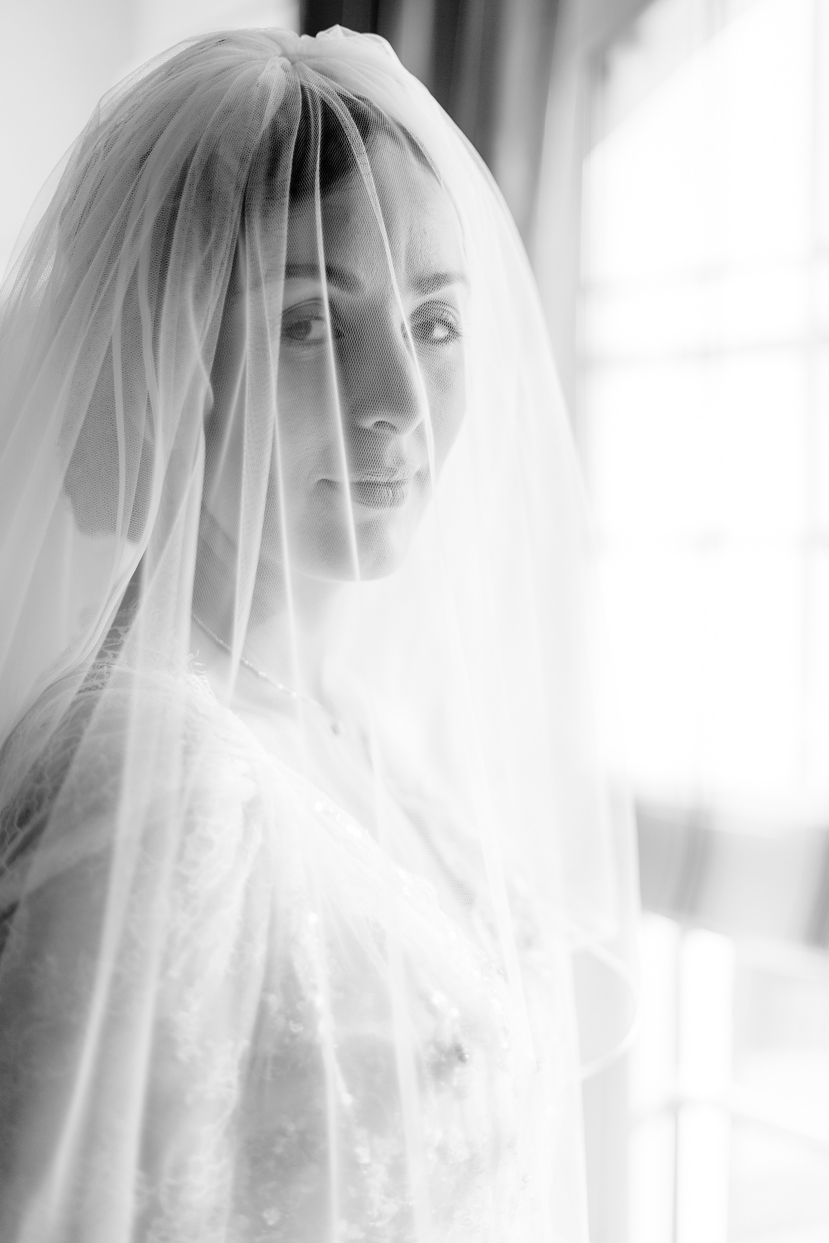 Portrait de la mariée avec son voile en noir et blanc Jenny Packham