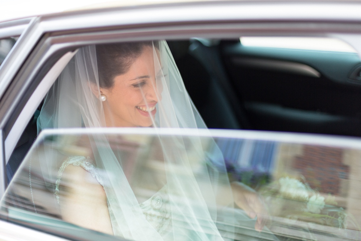 La mariée arrive a la mairie dans la voiture de mariage. 