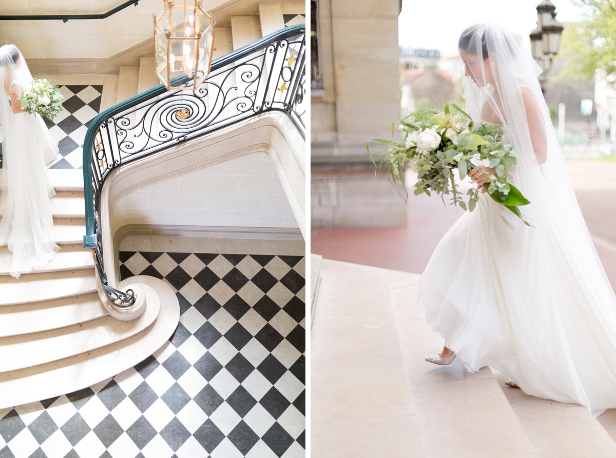 mariage à la mairie de Montrouge. La mariée monte les escaliers dans la robe blanche.