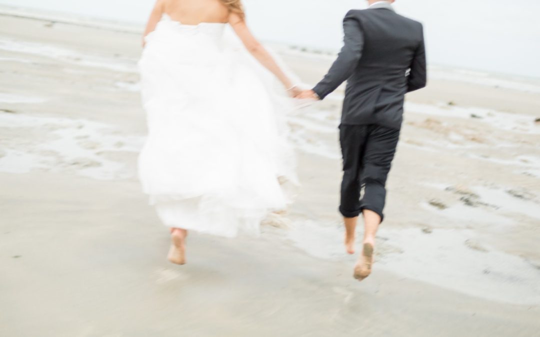 mariés courent sur la plage de varengeville sur mer en Normandie pendant une séance day-after