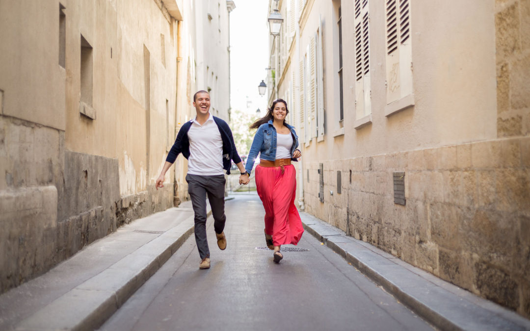 seance photo paris couple amoureux courent dans les rues de Notre Dame