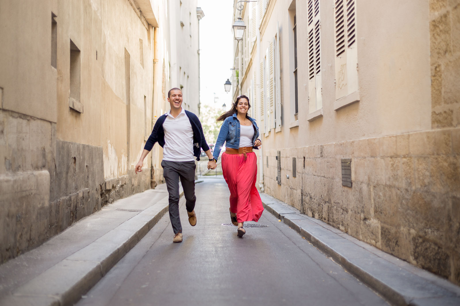 seance photo paris couple amoureux courent dans les rues de Notre Dame