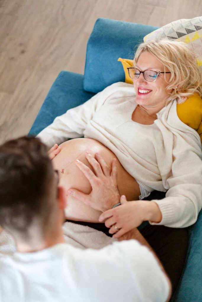 Partager un moment de couple lors de la grossesse. Massage de ventre.