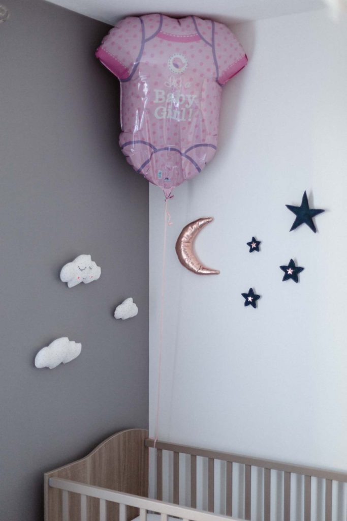 Décoration du coin sommeil d'une chambre de petite fille. Nuages et étoiles en tissu.