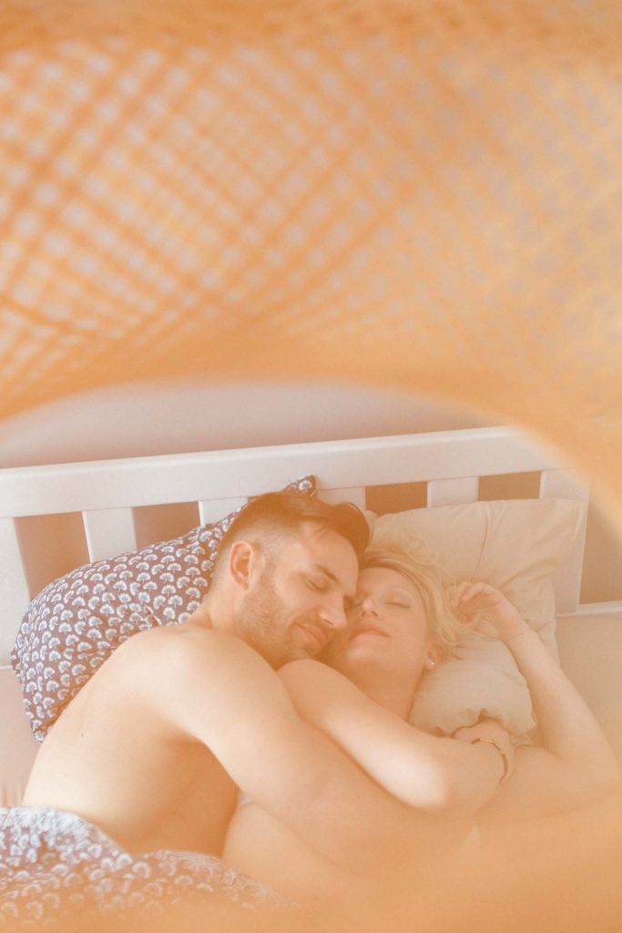 un couple s'enlace dans le lit à leur réveil. Couple en peau à peau